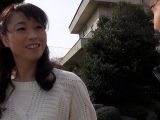 田舎で一人暮らしの未亡人美熟女が悶々とした思いを解消する為、AVに出演してみようと応募！一見真面目な清楚系おばさんの初撮り種付けSEX！